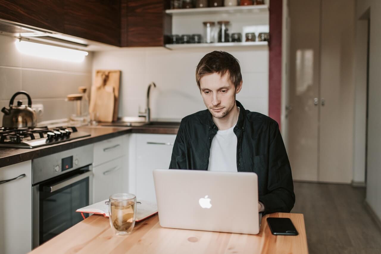 Freelancer a trabalhar em casa. Photo by Vlada Karpovich from Pexels