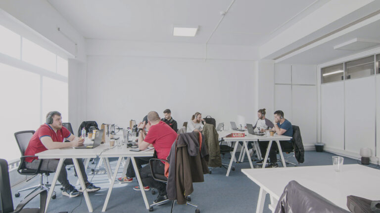 Sala ampla com equipa a trabalhar na Giraldo Works Lisboa
