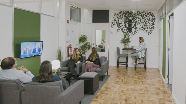 Lounge with screen and coffee area at Giraldo Works Lisbon